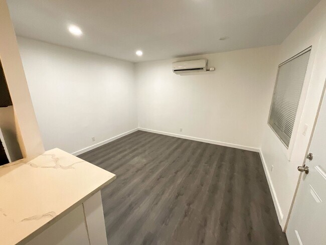 2652 Queen St Unit 2652 3/4