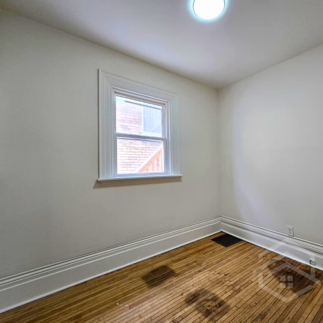 Photo - 2-Bedroom Main Floor Unit in London!! Unité 1