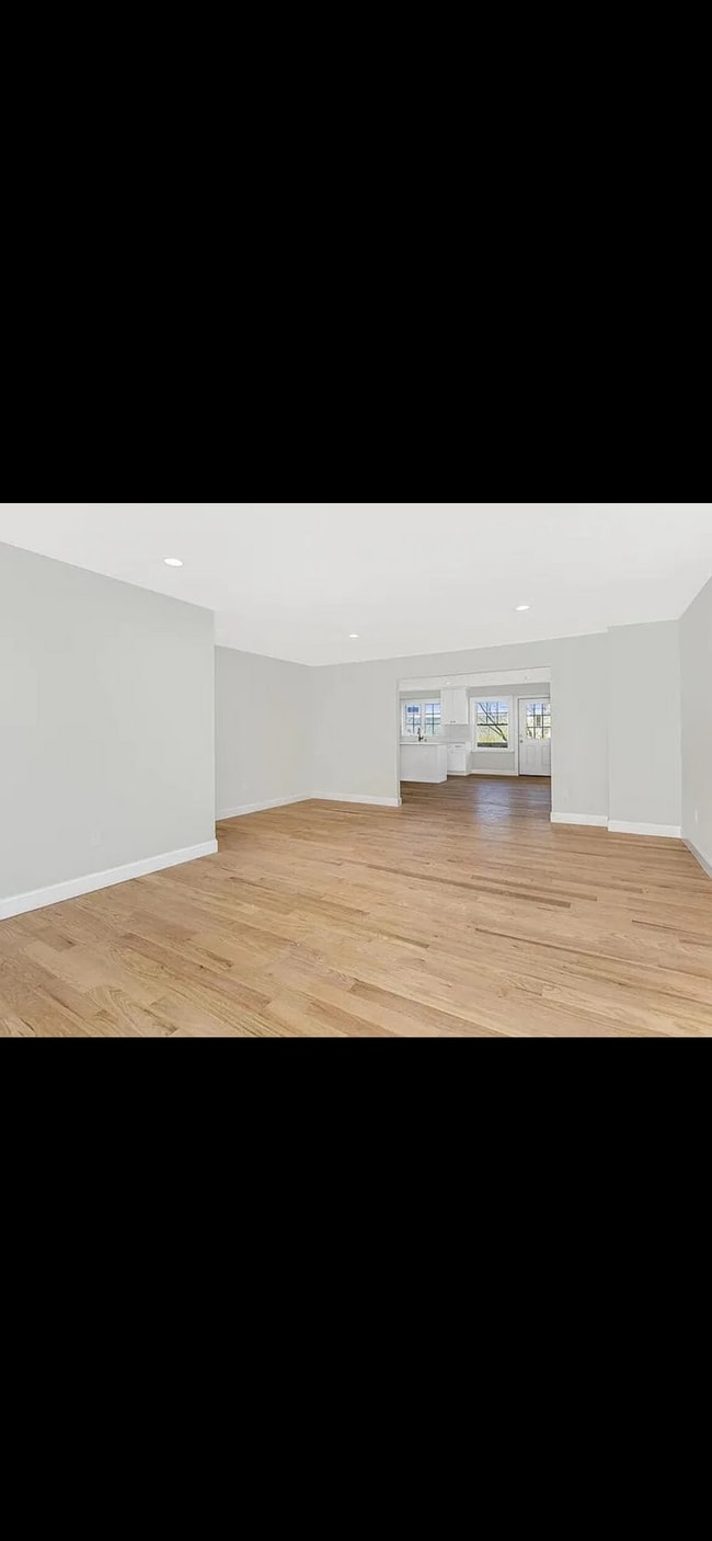 Photo - 47 Lincoln Ter Unit Large 3 Bedroom ALL UTILITIES INC.