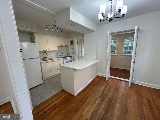 Photo - 2036 Tunlaw Rd NW
