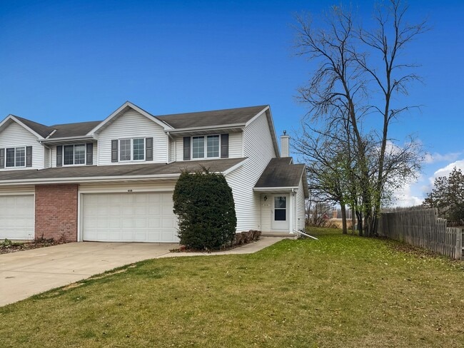 Building Photo - 3 Bed 2.5 Bath Executive Duplex in DePere