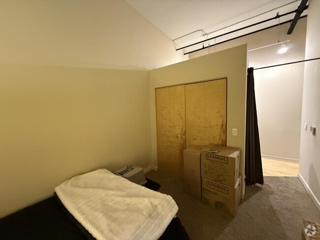 Building Photo - 2 bedroom in Chicago IL 60657 Rental