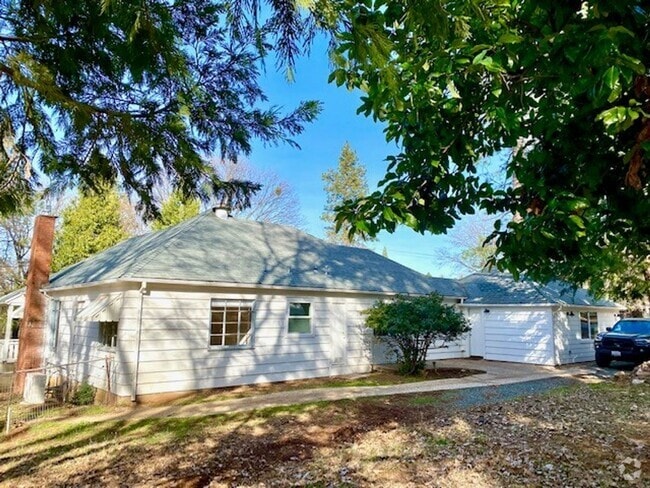 Building Photo - Delightful Vintage Country Home