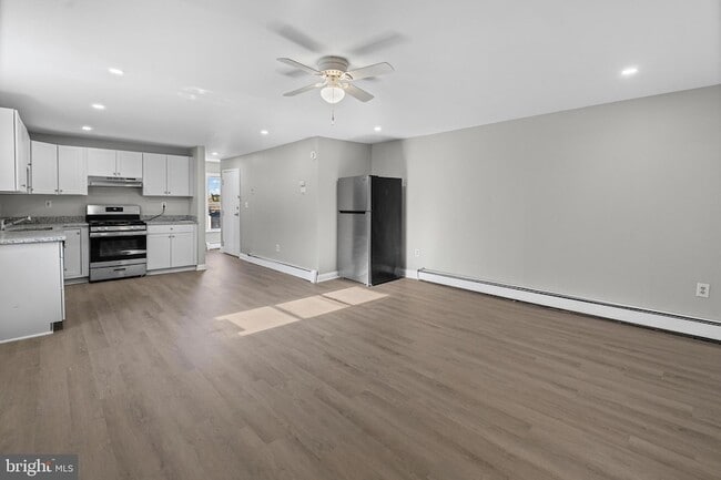 Photo - 113 W 22nd St