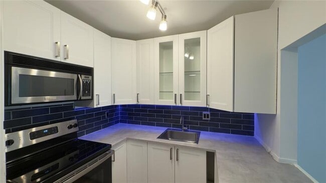 Building Photo - 251 S Cypress Rd Unit 127