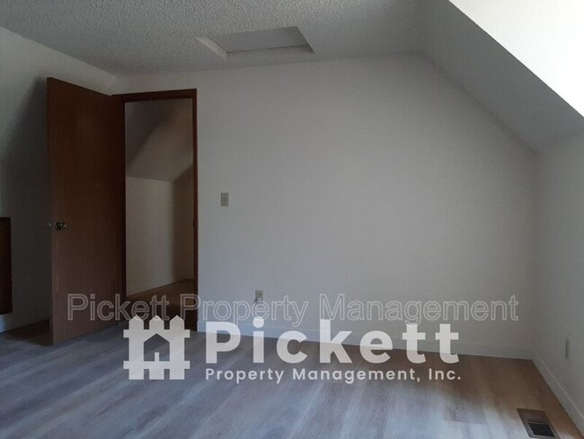 Photo - 770 NW Apple Blossom Loop