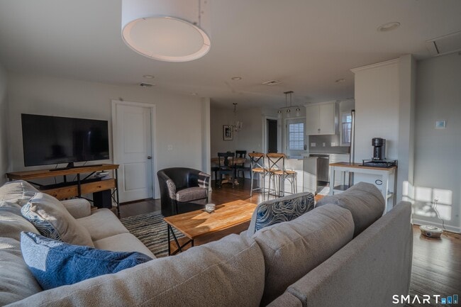 Photo - 348 Buckingham Ave