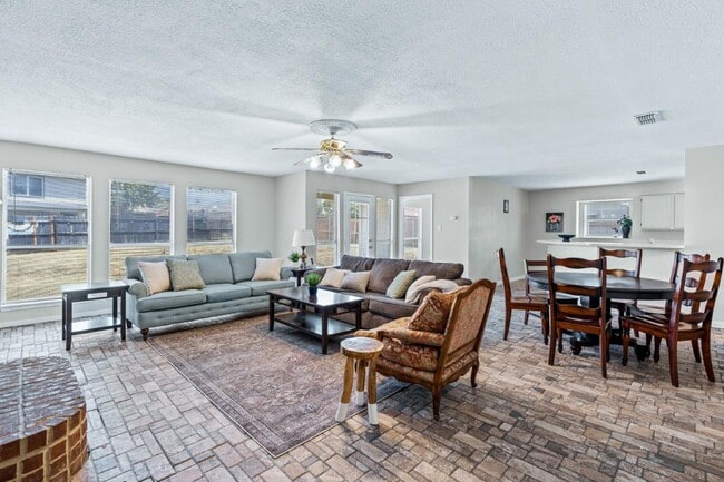 Building Photo - 8128 Heritage Pl Dr Rental