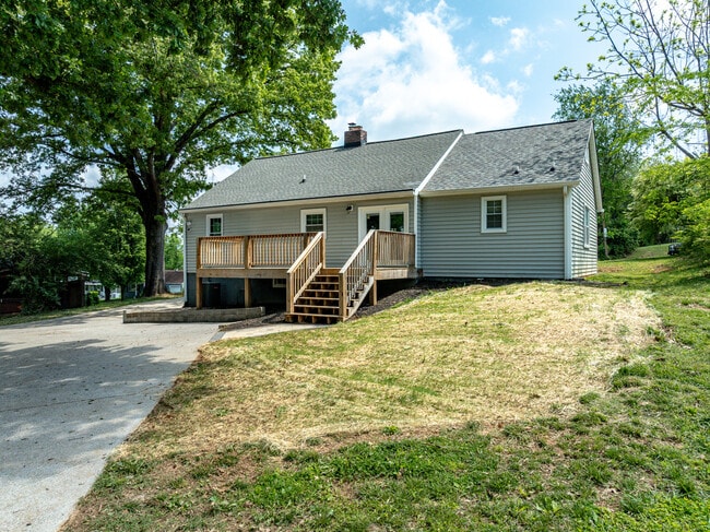 Photo - 2208 Sanderson Rd