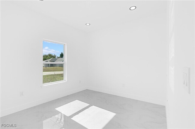 Building Photo - 837 Colyer St E