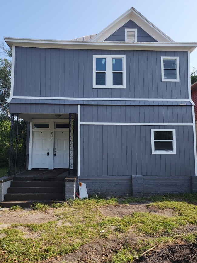 Building Photo - 209 E 17th St Rental