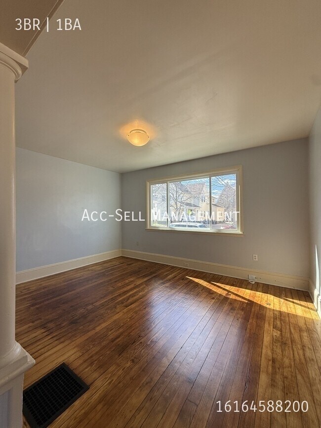 Photo - 564 Fremont Ave NW