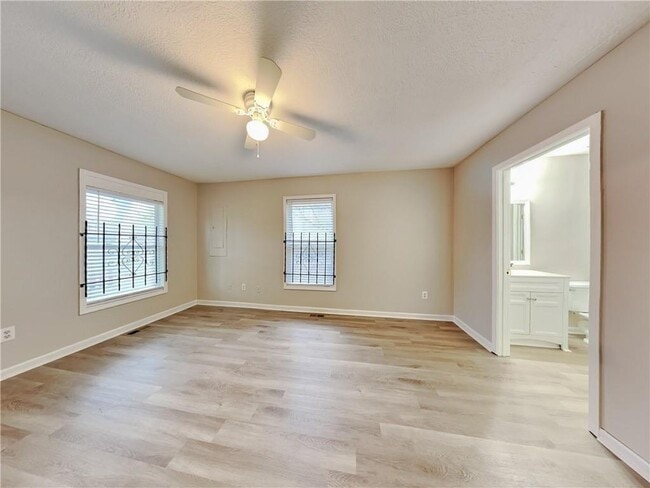 Photo - 729 Cooper St SW