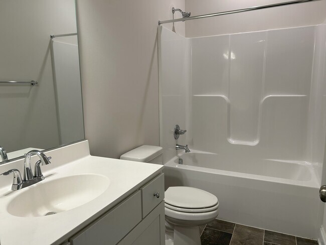 1st floor full bathroom - 6813 Dunton Rd