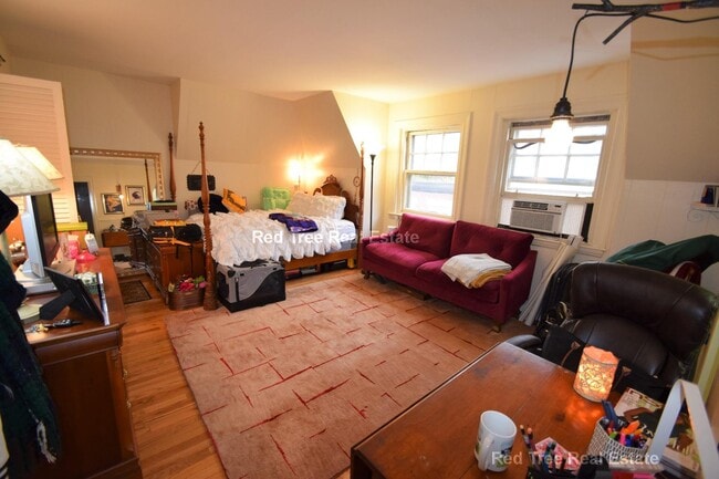 Building Photo - 1748 Beacon St Unit 1