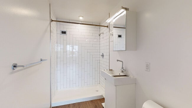 1BR/1BA, 674sf, Bathroom
