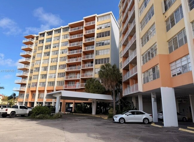 Building Photo - 2025 NE 164th St Unit 706