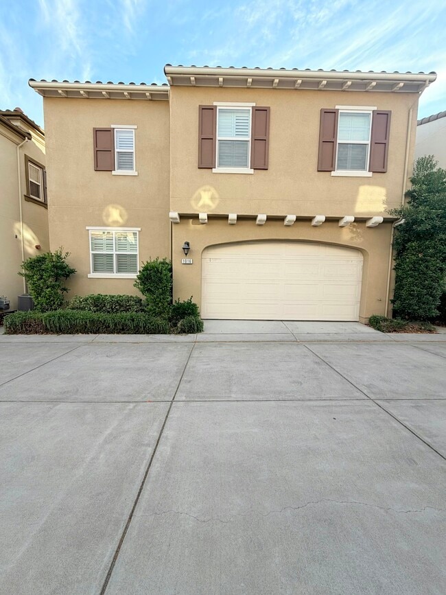 Building Photo - 1016 Applewood Dr