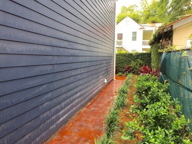 Photo - 2 Bedroom 1.5 Bath Townhouse - Downtown Charleston