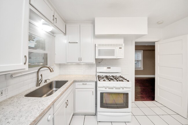 Building Photo - 2332 Sheridan St