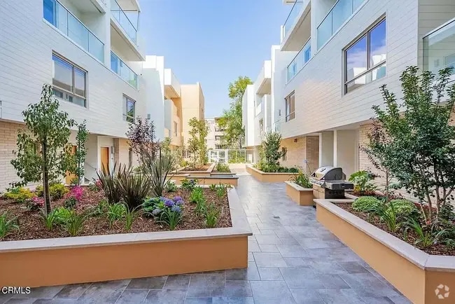 Building Photo - 137 S Wilson Ave Unit 305 Rental