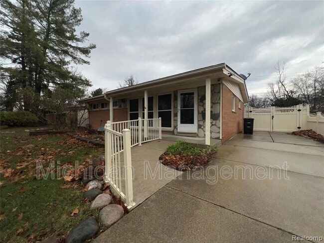 Photo - 32028 Maine St