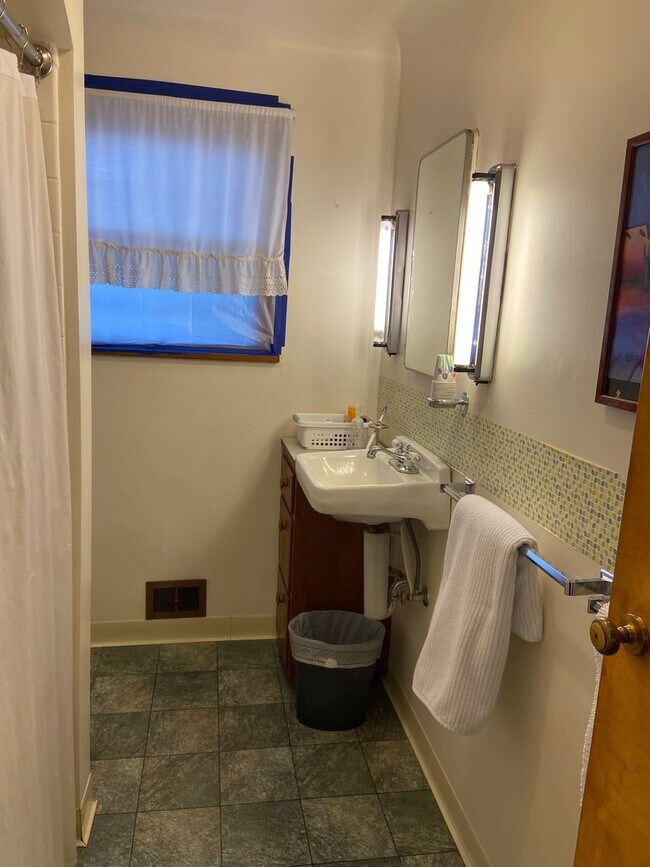 Cute 2 bedroom 2 bath home in White Salmon Rental House Rental in