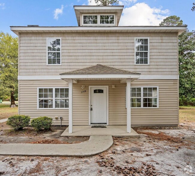 Building Photo - WILSHIRE BLVD - 4 Bedroom - Minutes to UNC... Rental