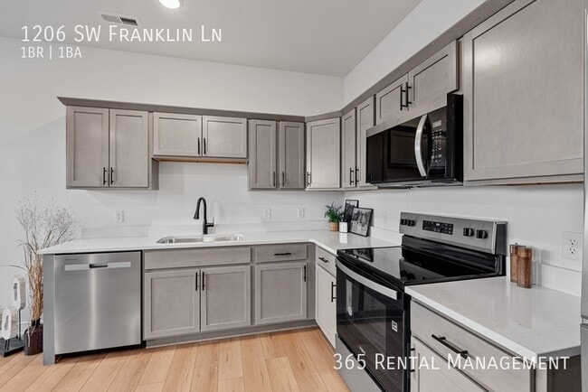 Photo - 1206 SW Franklin Ct