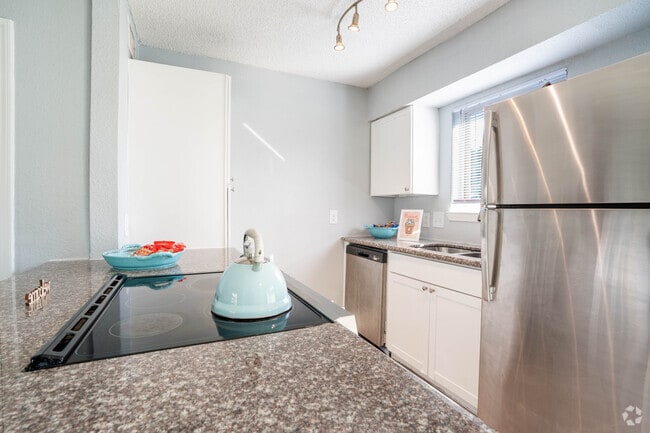 2BR, 1BA - 748SF - Kitchen