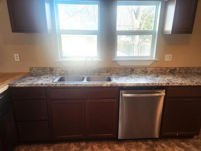 Photo - 801 N Gladstone Ave