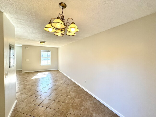 Photo - "Coastal Comfort Awaits: Charming 2-Bed, 2-Bath Townhouse on Catherine Street!" Unidad A