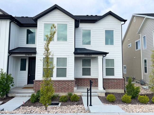 Building Photo - Gorgeous Townhome at Mountain Ridge!