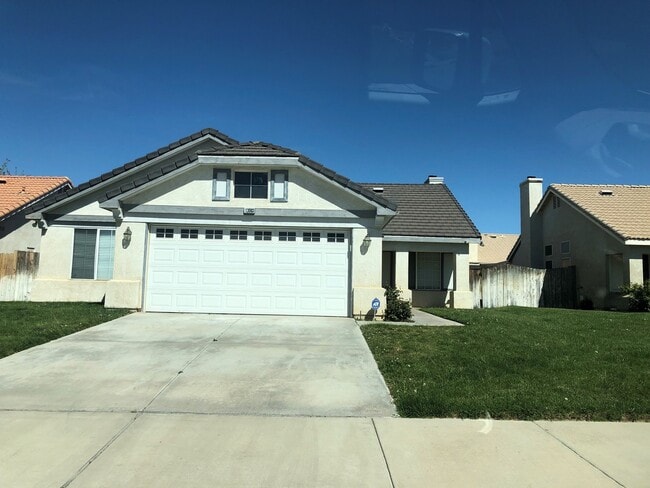 Building Photo - Gorgeous and Large  4 bedroom Custom Singl...