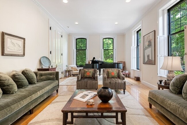 Building Photo - 5 Monument Sq Unit 1&2