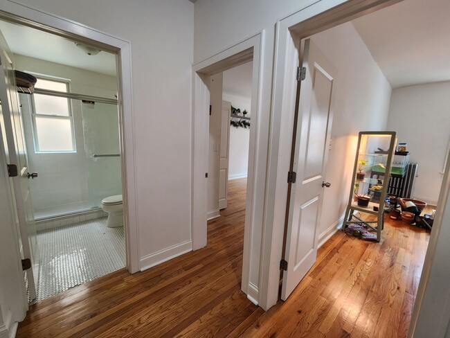 Photo - Large 2-bed/2-bath Apartment With Updated Kitchen and Large Living Room Unit 3403B-1