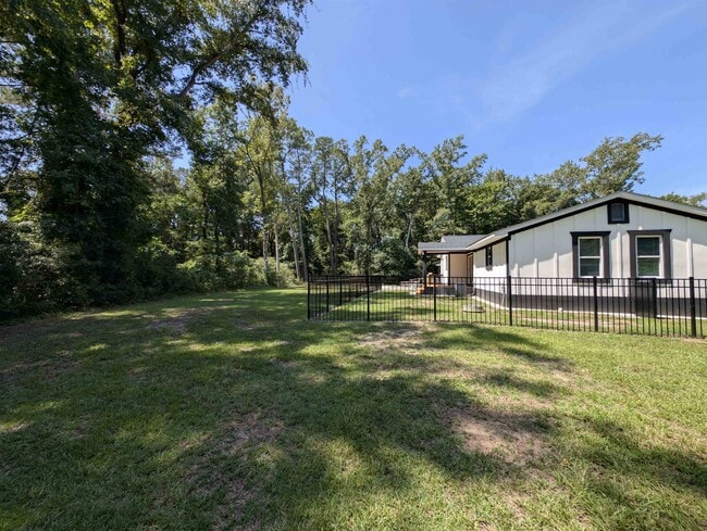 2201 Livingston Ln