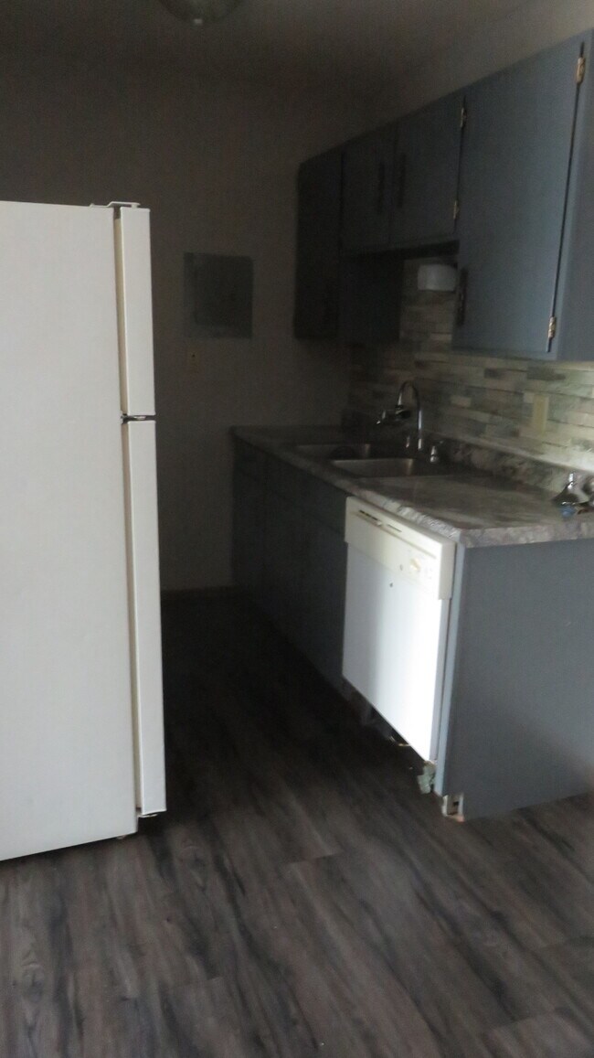 kitchen w dishwasher - Parkview Apartments