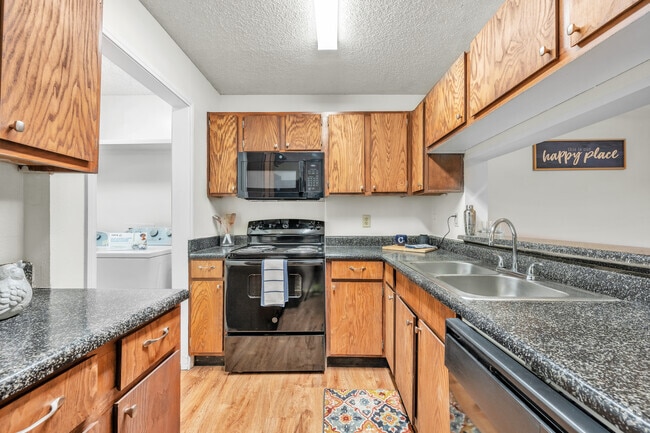 1 BR, 1 BA, 718 SF. - Kitchen