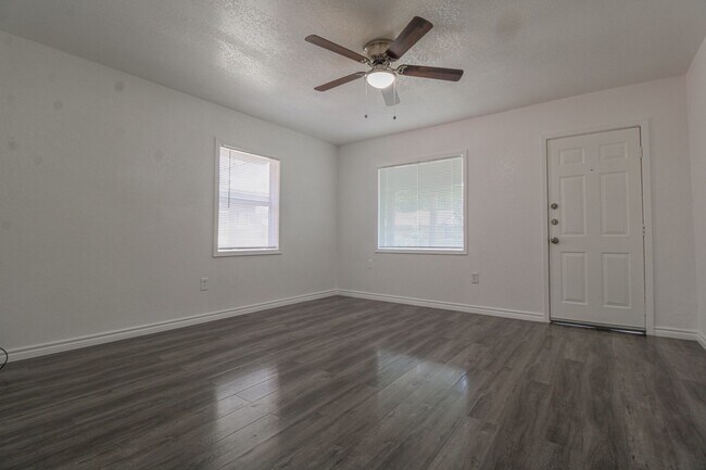 Photo - 530 Mercedes St