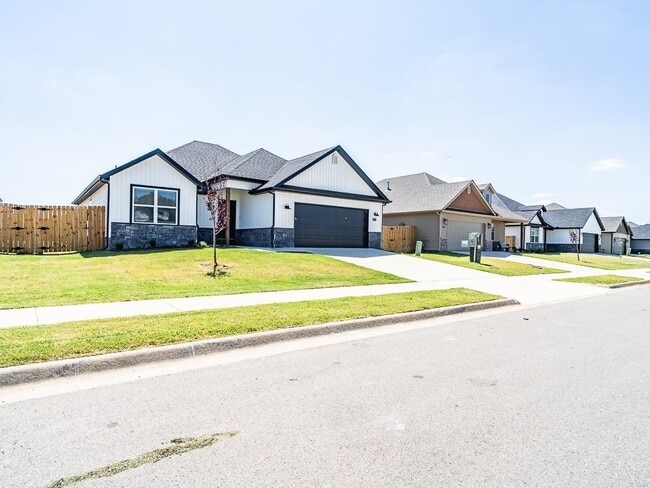 Photo - 1041 Monarch Rd