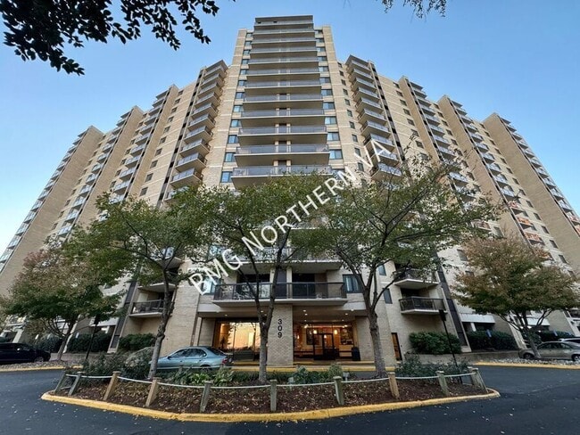 Building Photo - 309 Yoakum Pkwy