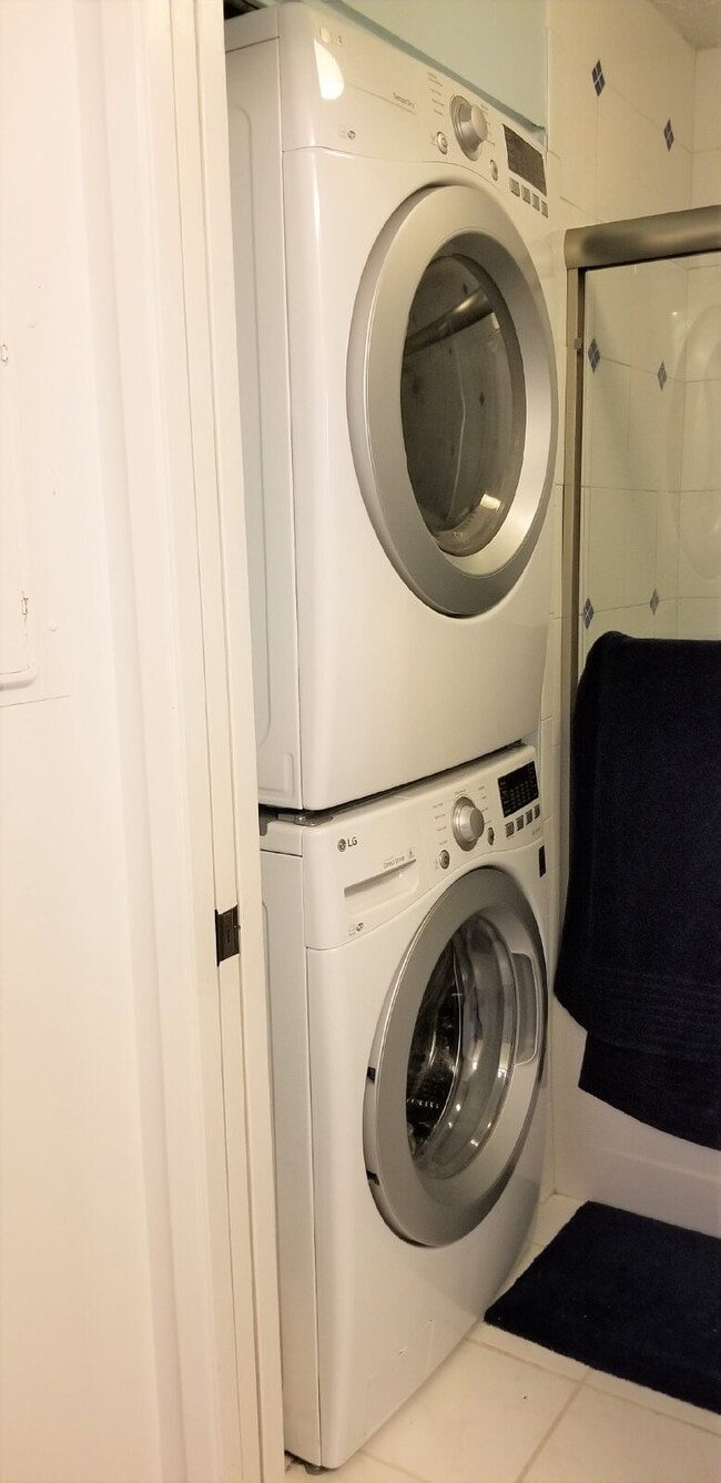 Photo - Spacious high floor 1BR/BA, 1pkg & Den - Makiki Unit 2901