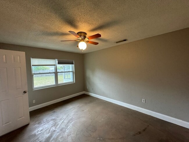 Photo - Lovely 3 Bedroom, 2 Bathroom Home in the Heart of Deltona!!