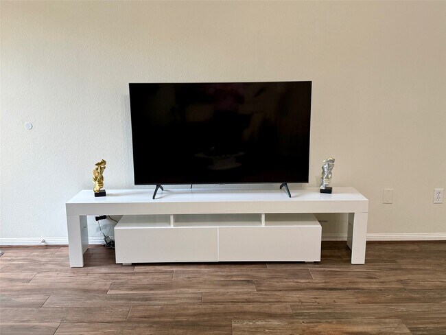 Photo - 142 E Spindle Tree Cir