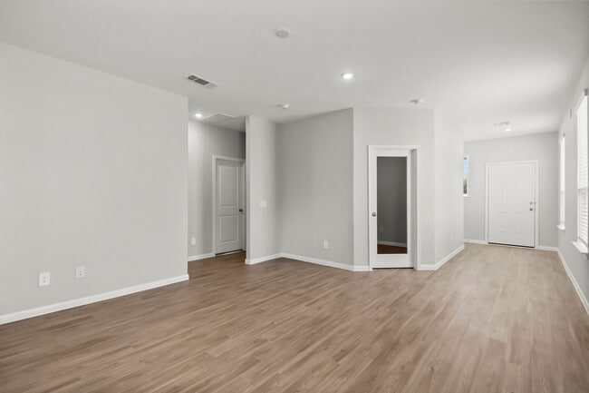 Photo - 5507 Broad Spruce St