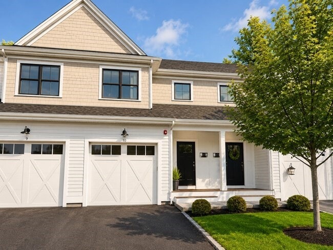 Building Photo - 10 Southfield Ln