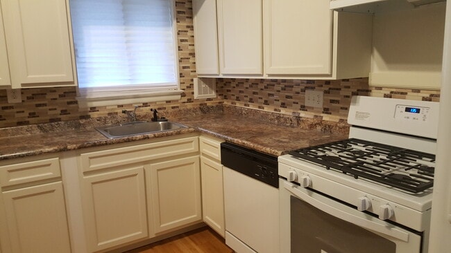 Kitchen - 11378 Cherry Hill Rd Unit 301