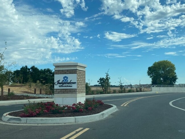 Photo - 2023 model home in solar community! Available 4/1