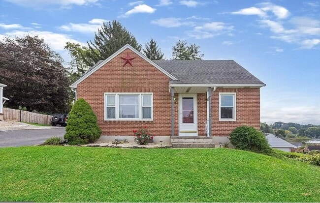 The home is conveniently located nearby shops, restaurants, downtown York, and the major highways o - 324 Woodland View Dr Unit Whole House